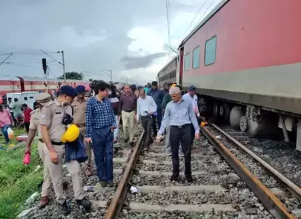 Wreckage at Jalgaon train accident site where Karnataka Express hit passengers of Pushpak Express, resulting in casualties.